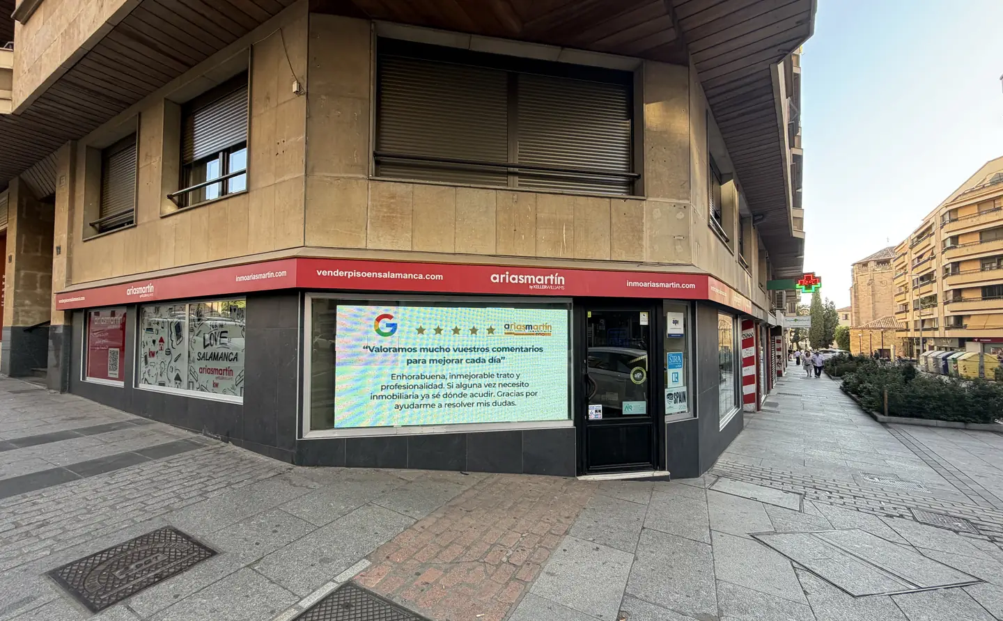 Fachada de la oficina de Arias Martín Inmobiliaria en la calle Condes de Crespo Rascón de Salamanca