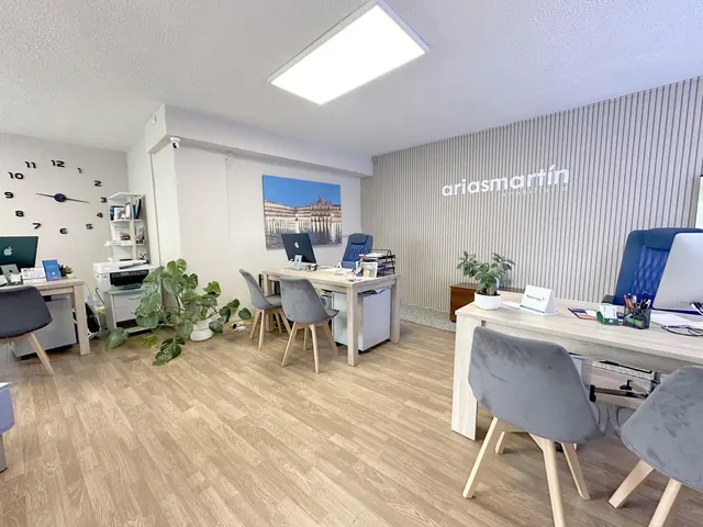Interior de la oficina de Arias Martín Inmobiliaria en la calle Condes de Crespo Rascón, Salamanca