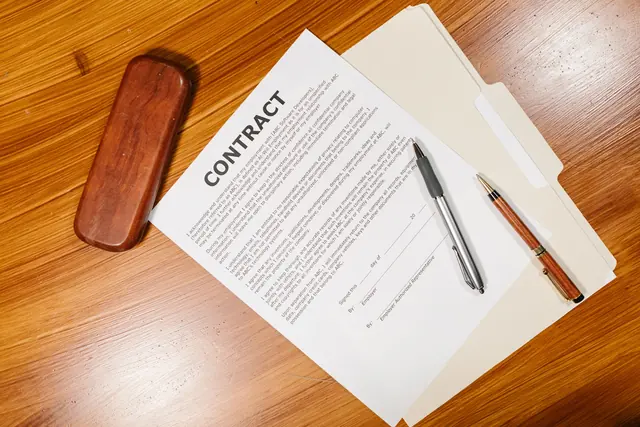 Contrato de arrendamiento sobre una mesa
