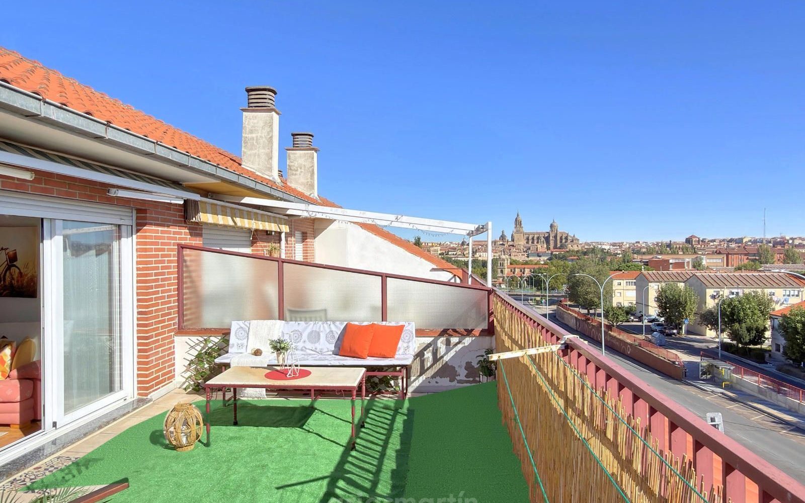 Ático con terraza, vistas a la catedral y plaza de garaje cerrada en Teso de la Feria, Salamanca